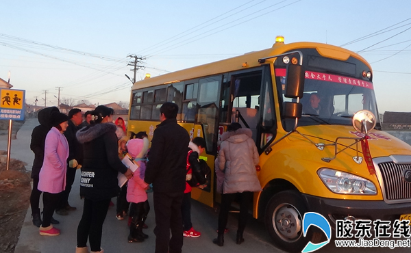 校車開到各村頭 村民告別騎車送孩子歷史 校車開到各村頭 村民告別騎車送孩子歷史
