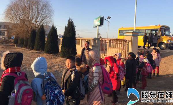 校車開到各村頭 村民告別騎車送孩子歷史 校車開到各村頭 村民告別騎車送孩子歷史