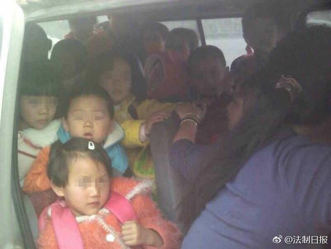 昆明一“校車”核載7人竟擠進33人(組圖)