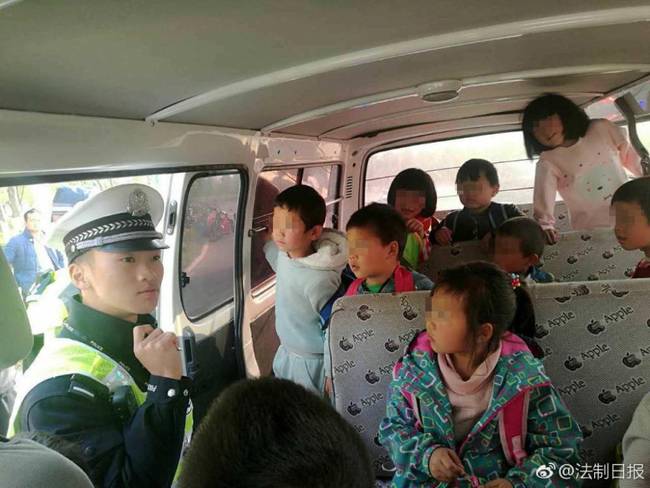 昆明一“校車”核載7人竟擠進33人(組圖)