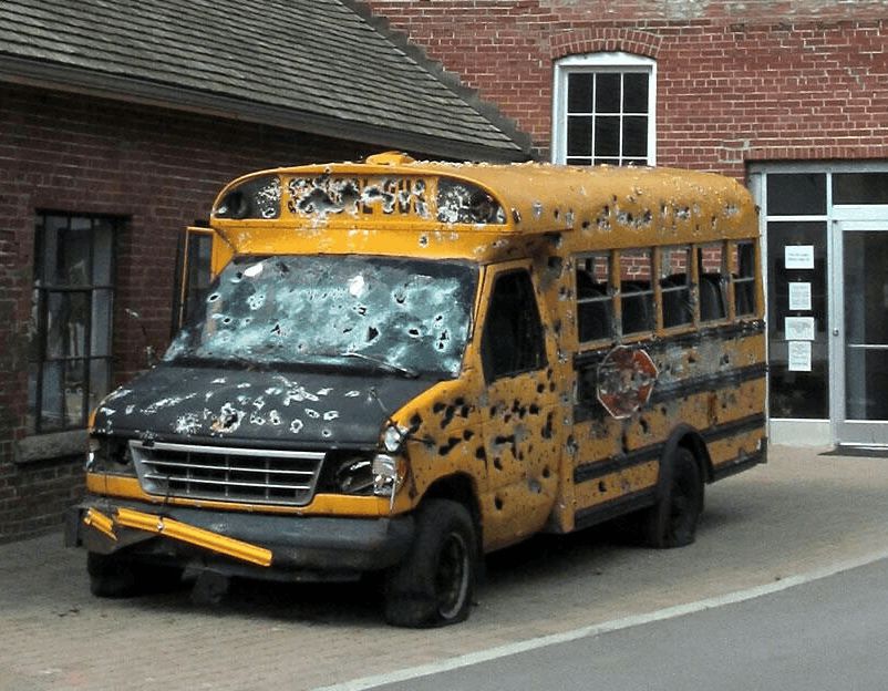 校車被蒙面小哥掃成馬蜂窩/ 校車被蒙面小哥掃成馬蜂窩