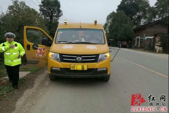 湖南株洲直屬交警大隊查獲一起校車超員違法行為/ 湖南株洲直屬交警大隊查獲一起校車超員違法行為