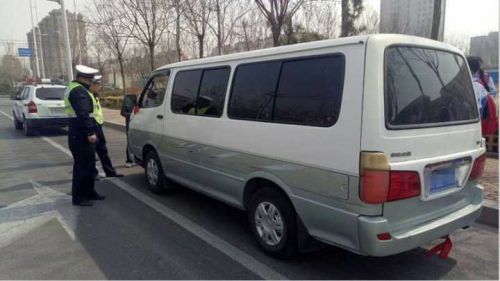 山東濱州一假校車非法接運學生被開萬元罰單