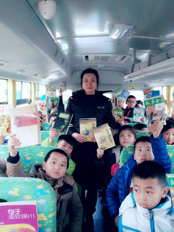 山東即墨校車(chē)開(kāi)展捐贈(zèng)圖書(shū)活動(dòng) 一周募集1.5萬(wàn)余本 山東即墨校車(chē)開(kāi)展捐贈(zèng)圖書(shū)活動(dòng) 一周募集1.5萬(wàn)余本