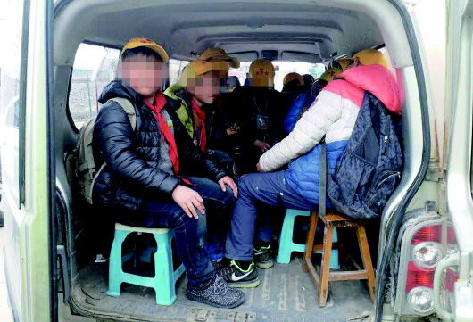 核載5人黑校車竟實載15人 車主吃萬元罰單