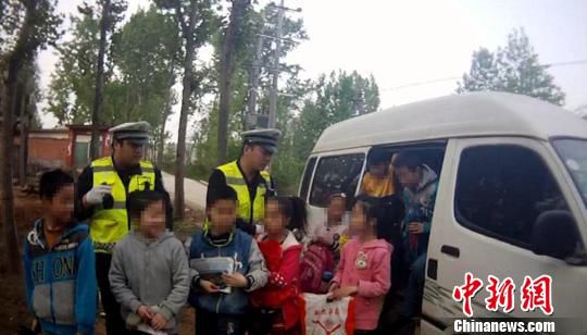 核載8人實(shí)載21人 河南鎮(zhèn)平一黑校車(chē)司機(jī)被刑拘 核載8人實(shí)載21人 河南鎮(zhèn)平一黑校車(chē)司機(jī)被刑拘