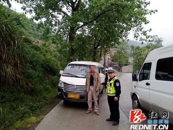 張家界永定區：男子駕駛嚴重超員“校車” 涉嫌危險駕駛罪被調查