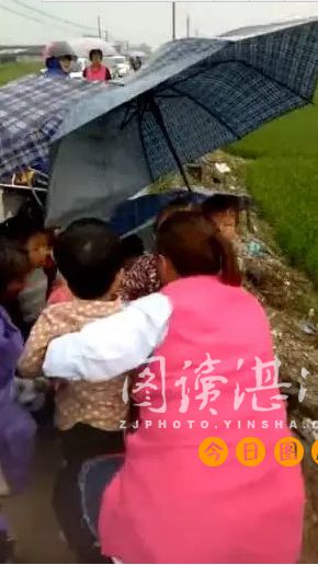 一幼兒園校車側翻進稻田 居民奮力相救