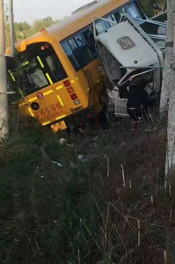 遼寧一幼兒園校車與貨車慘烈相撞 多名幼兒受傷 遼寧一幼兒園校車與貨車慘烈相撞 多名幼兒受傷