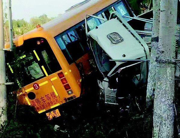 大連:幼兒園校車與大貨車慘烈相撞 校車內學生無一人死亡 大連:幼兒園校車與大貨車慘烈相撞 校車內學生無一人死亡