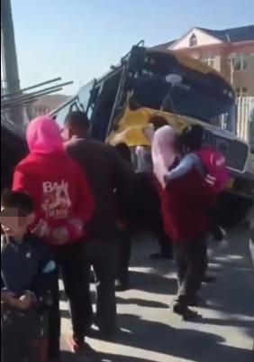 大連:幼兒園校車與大貨車慘烈相撞 校車內學生無一人死亡 大連:幼兒園校車與大貨車慘烈相撞 校車內學生無一人死亡