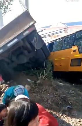 大連:幼兒園校車與大貨車慘烈相撞 校車內學生無一人死亡 大連:幼兒園校車與大貨車慘烈相撞 校車內學生無一人死亡
