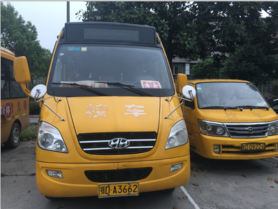 牛先生舉報的鄂DA3662校車，幼兒園一直在使用。王陽 攝