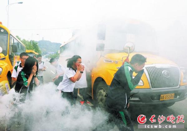 學生上下校車,家長可實時監控 學生上下校車,家長可實時監控