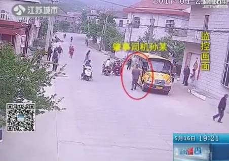 5歲女童遭校車碾壓身亡 父親為討說法也命喪車輪 5歲女童遭校車碾壓身亡 父親為討說法也命喪車輪