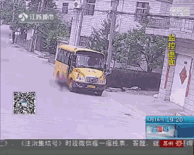 5歲女童遭校車碾壓身亡 父親為討說法也命喪車輪 5歲女童遭校車碾壓身亡 父親為討說法也命喪車輪