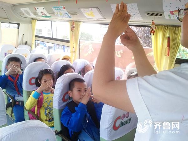 世界無煙日:青島校車上普及禁煙知識 拒絕煙草從小學(xué)生開始 5ED59830@79033969.D4512659_recompress.jpg