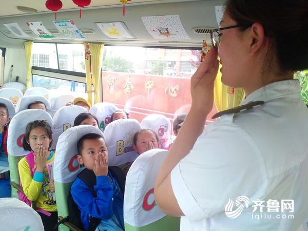 世界無煙日:青島校車上普及禁煙知識 拒絕煙草從小學(xué)生開始 27BEFC3D@135E1D6A.D4512659_recompress.jpg