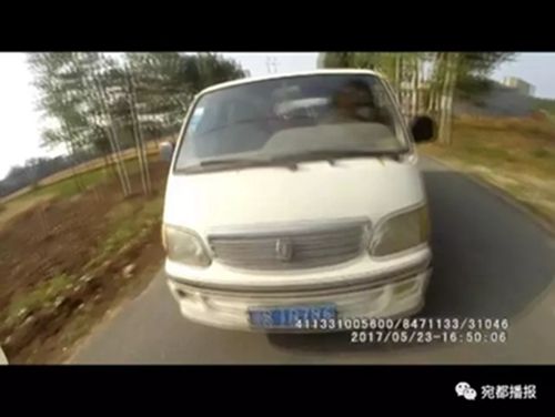 南陽臥龍區查處一輛黑校車 載客8人實載24人超載300%