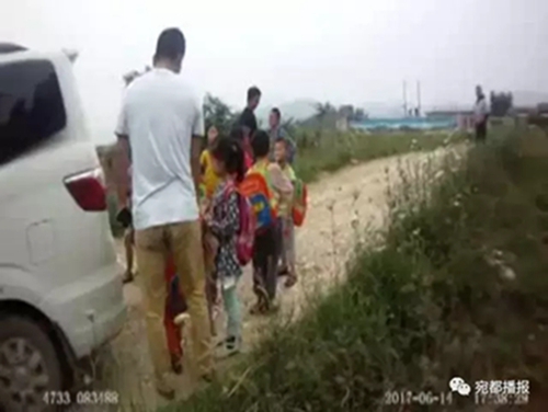 河南方城一黑校車超員100% 司機醉駕拒絕接受檢查