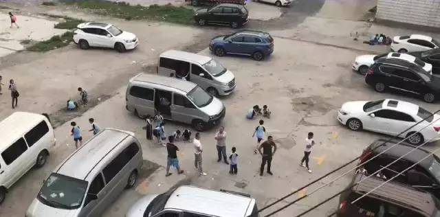 杭州蕭山某地黑校車被曝光!小車塞進26個人,孩子好像疊羅漢 杭州蕭山某地黑校車被曝光!小車塞進26個人,孩子好像疊羅漢