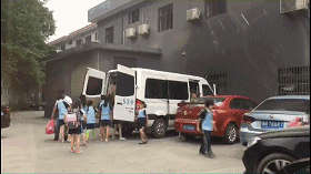 杭州蕭山某地黑校車被曝光!小車塞進26個人,孩子好像疊羅漢 杭州蕭山某地黑校車被曝光!小車塞進26個人,孩子好像疊羅漢