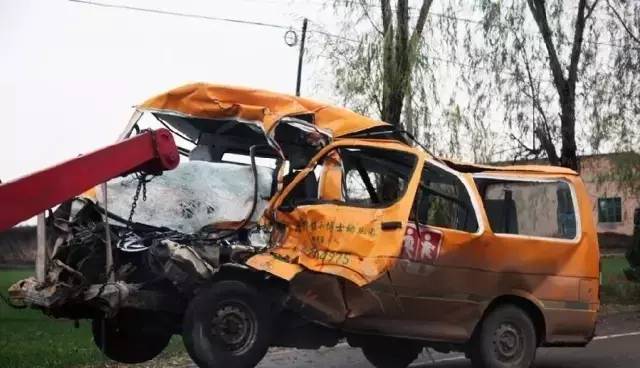 杭州蕭山某地黑校車被曝光!小車塞進26個人,孩子好像疊羅漢 杭州蕭山某地黑校車被曝光!小車塞進26個人,孩子好像疊羅漢