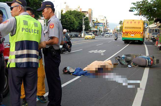 臺(tái)灣一校車與機(jī)車相撞 機(jī)車男被卷入車下輾過當(dāng)場死亡 臺(tái)灣一校車與機(jī)車相撞 機(jī)車男被卷入車下輾過當(dāng)場死亡