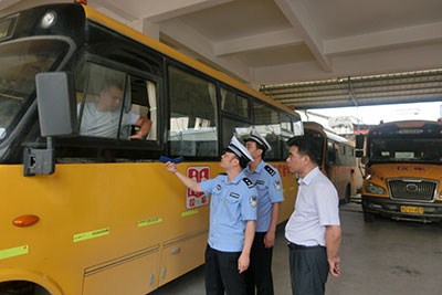 廣東潮州市交警部門加強(qiáng)校車交通安全管理 為學(xué)生系牢出行“安全帶” 為學(xué)生系牢出行“安全帶”.jpg