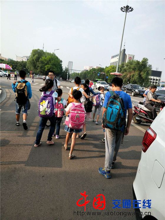 私家車變“黑校車” 超載塞滿10人 私家車變“黑校車” 超載塞滿10人