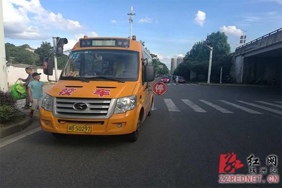 無校車資質駕駛校車被查獲 司機被扣證扣分還罰款