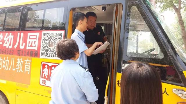 嚴查校車保安全,廊坊交警一直在路上! 嚴查校車保安全,廊坊交警一直在路上!