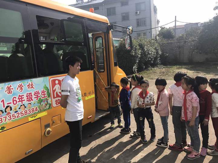 新昌育蕾學(xué)校校車上響起歡樂歌聲