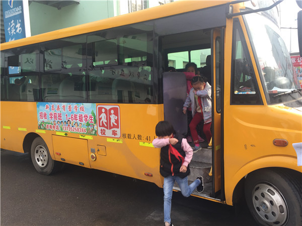 新昌育蕾學(xué)校校車上響起歡樂歌聲