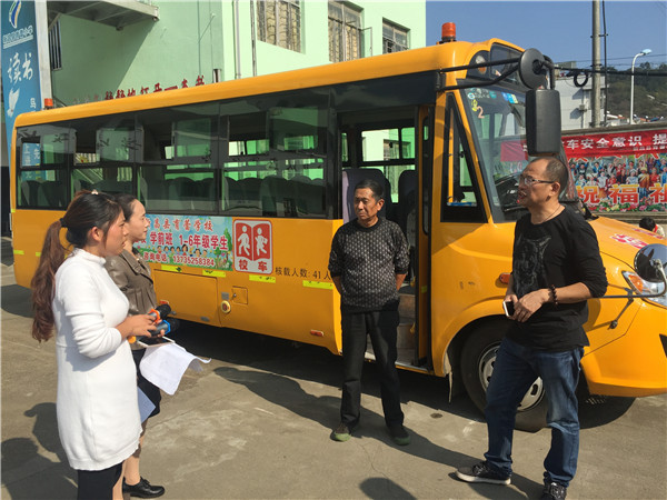 新昌育蕾學(xué)校校車上響起歡樂歌聲