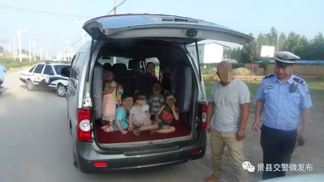 河北景縣交警查獲一輛超員“黑”校車