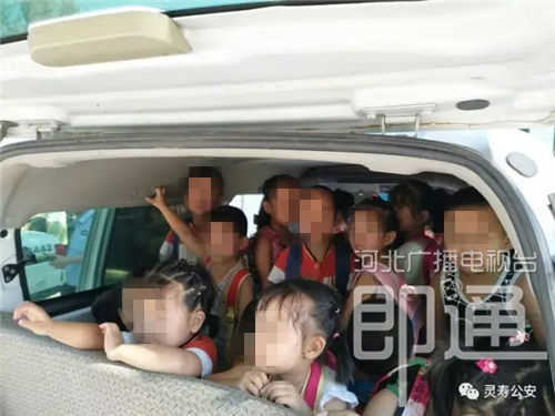 河北石家莊查處一輛黑校車 僅5座位卻塞進35名幼童 河北石家莊查處一輛黑校車 僅5座位卻塞進35名幼童