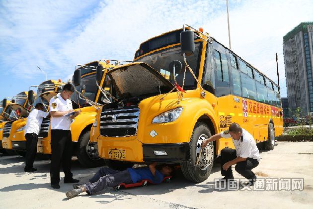 《校車安全運營條例》施行五載,專業校車運營探索中艱難向前 《校車安全運營條例》施行五載,專業校車運營探索中艱難向前