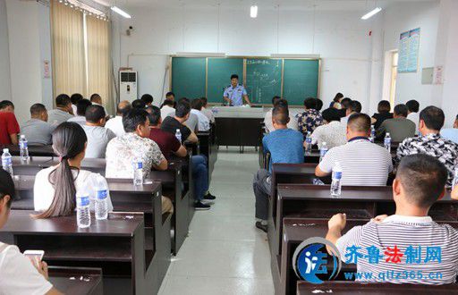 山東蘭陵交警開學前夕為校車駕駛?cè)恕俺潆姟? border=