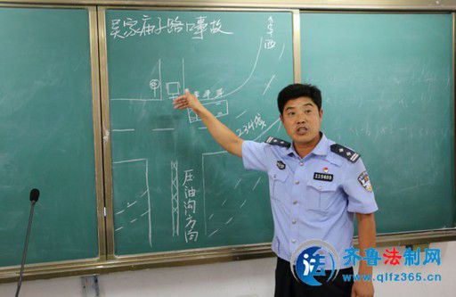 山東蘭陵交警開學前夕為校車駕駛?cè)恕俺潆姟? border=