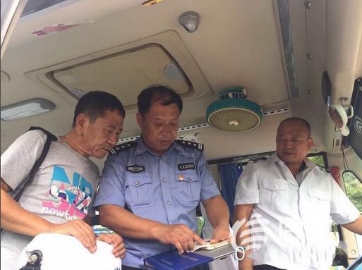 山東青島交警加大排查力度 提升校車道路交通安全 山東青島交警加大排查力度 提升校車道路交通安全