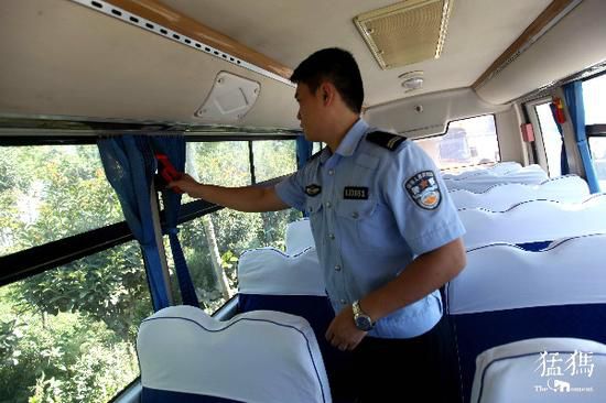 河南鄭州53家幼兒園小學(xué)校車排隊(duì)體檢 不合格要處罰