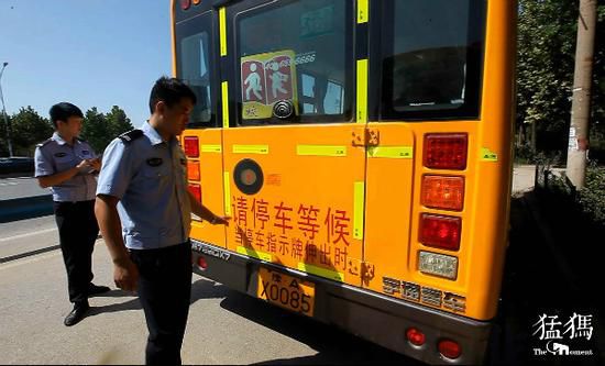 河南鄭州53家幼兒園小學(xué)校車排隊(duì)體檢 不合格要處罰