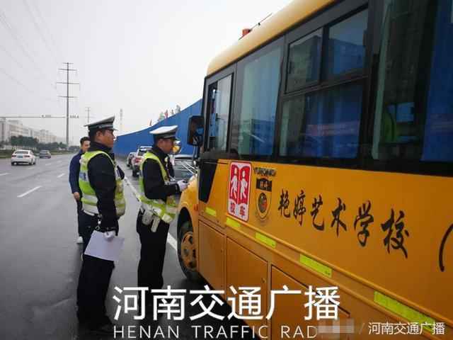 鄭州一幼兒園黑車接送孩子 司機無資質 鄭州一幼兒園黑車接送孩子 司機無資質