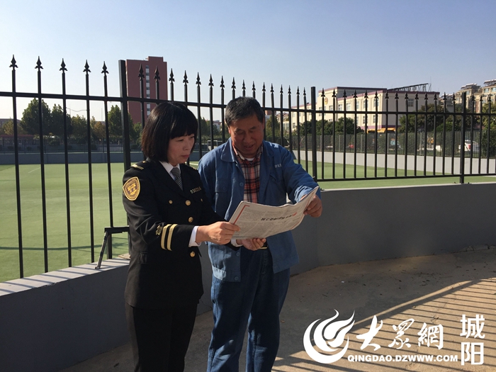 溫馨校車開展“義賣新聞報”活動 溫馨校車開展“義賣新聞報”活動