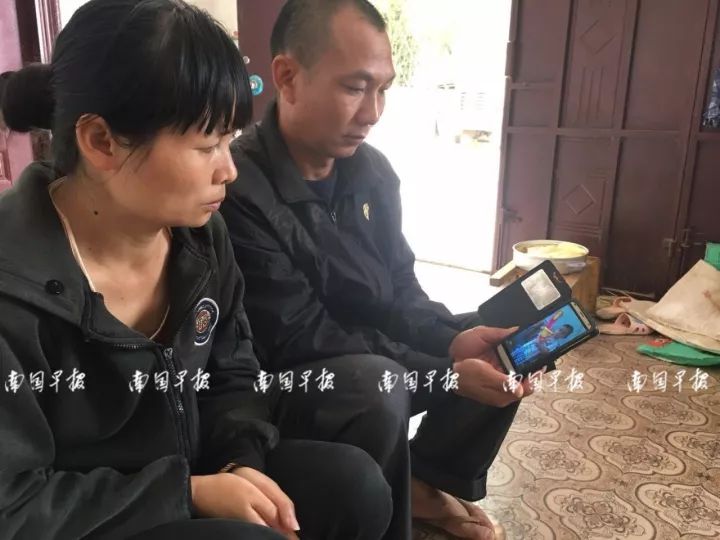 4歲男孩被校車撞上不幸身亡！出事時(shí)司機(jī)懷里竟抱著一個(gè)人……行車記錄儀還原現(xiàn)場(chǎng)！