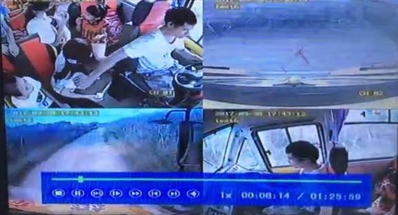 4歲男孩被校車撞上不幸身亡！出事時(shí)司機(jī)懷里竟抱著一個(gè)人……行車記錄儀還原現(xiàn)場(chǎng)！