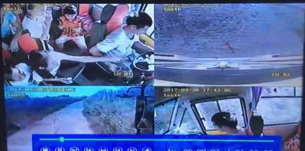 4歲男孩被校車撞上不幸身亡！出事時(shí)司機(jī)懷里竟抱著一個(gè)人……行車記錄儀還原現(xiàn)場(chǎng)！