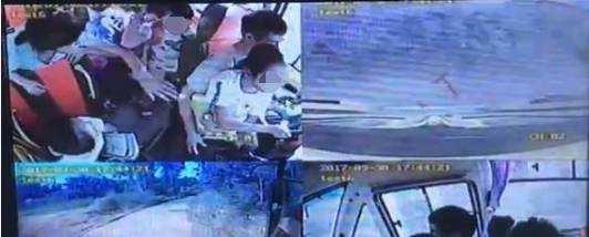 4歲男孩被校車撞上不幸身亡！出事時(shí)司機(jī)懷里竟抱著一個(gè)人……行車記錄儀還原現(xiàn)場(chǎng)！