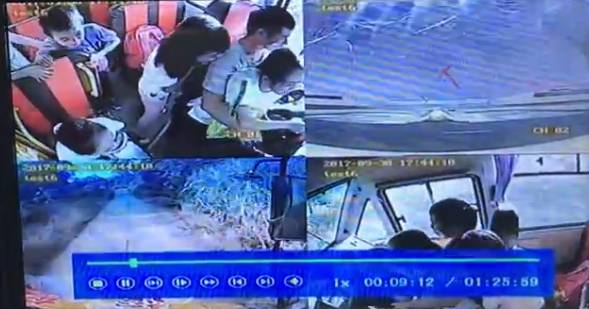4歲男孩被校車撞上不幸身亡！出事時(shí)司機(jī)懷里竟抱著一個(gè)人……行車記錄儀還原現(xiàn)場(chǎng)！